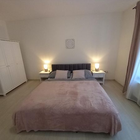 Spi V Kuklenach 1 Apartment ฮราเดตสคราโลเว ภายนอก รูปภาพ